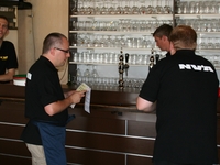 Barpersoneel en tooghangers